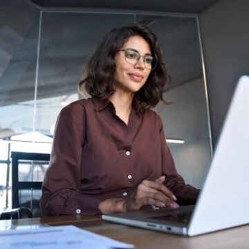 Cardiologist Shares 4 Habits for a Healthier Desk Job